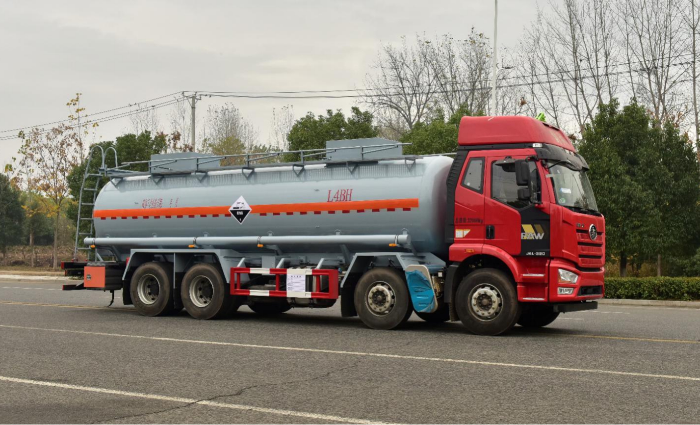 19方解放J6前四后八腐蝕品罐式車(chē)