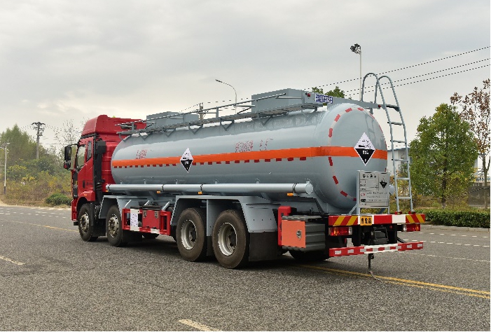 19方解放J6前四后八腐蝕品罐式車(chē)